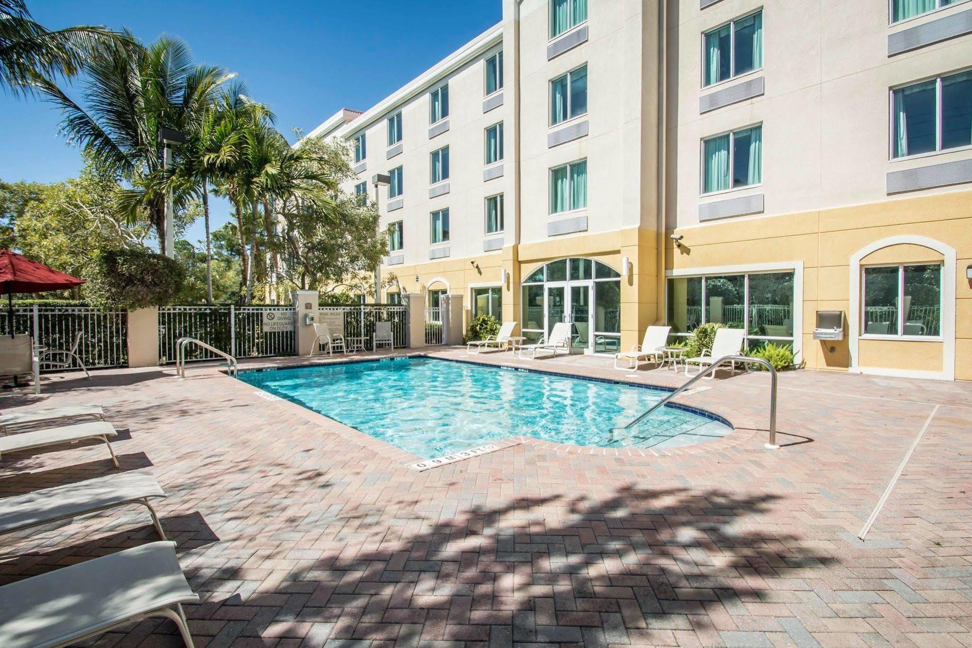 Comfort Inn & Suites Jupiter I-95 Exterior photo