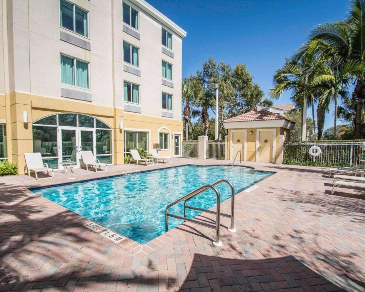 Comfort Inn & Suites Jupiter I-95 Exterior photo